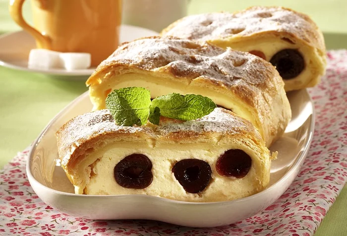 strudel cu branza si cirese jpeg