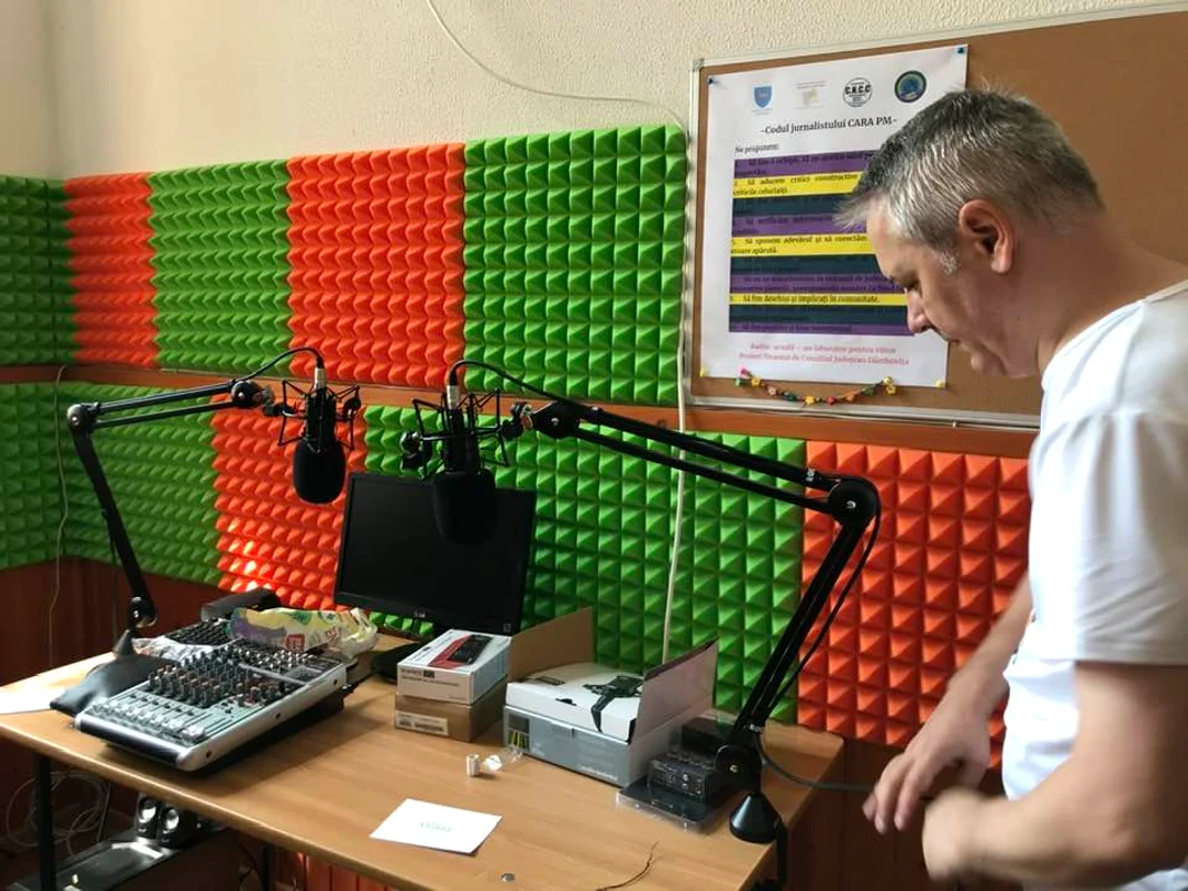 Aspecte din amenajarea spațiului în care funcționează radio Cara Pm. FOTO Manina Leașu