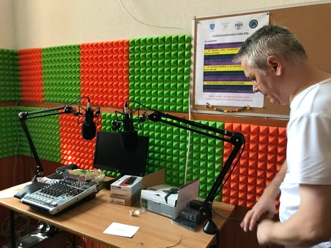 Aspecte din amenajarea spațiului în care funcționează radio Cara Pm. FOTO Manina Leașu