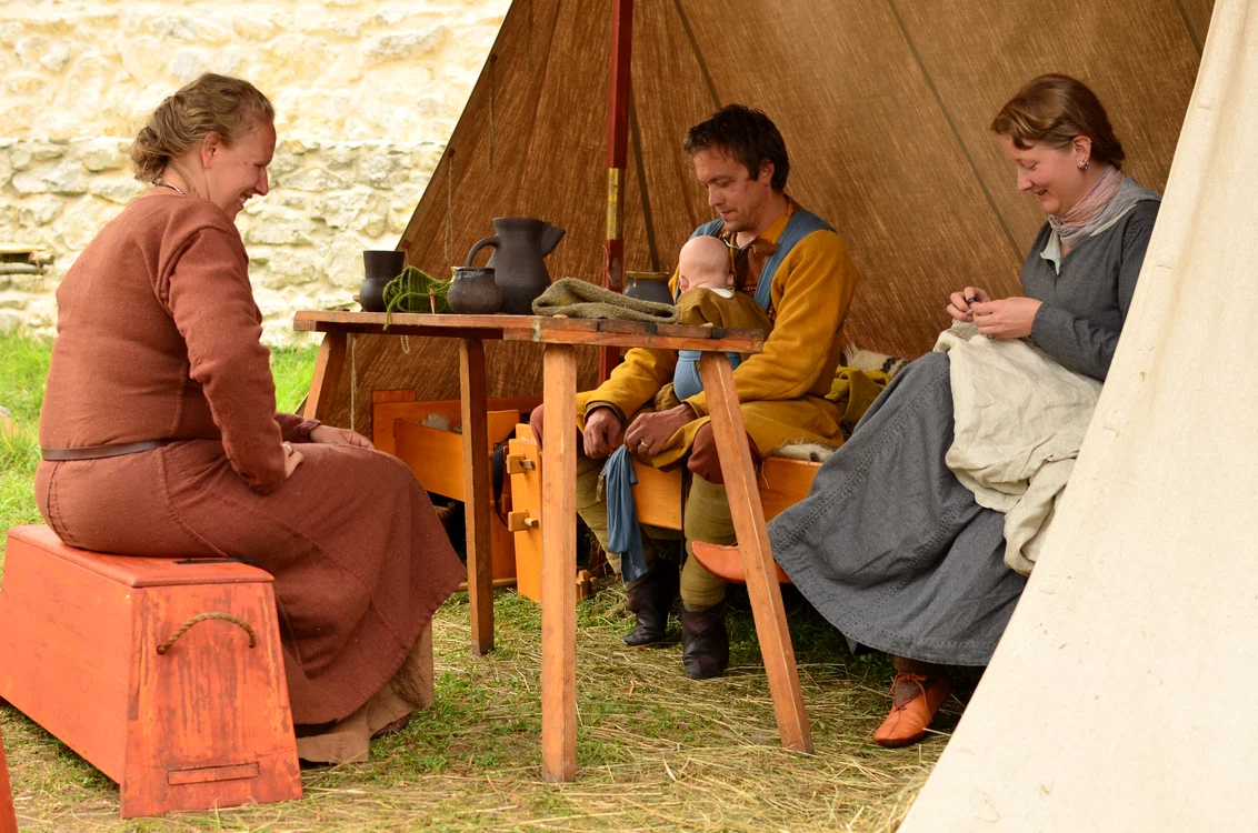Scenă de familie: Njal, de 4 luni, a fost cel mai tânăr viking din tabăra de la Râşnov