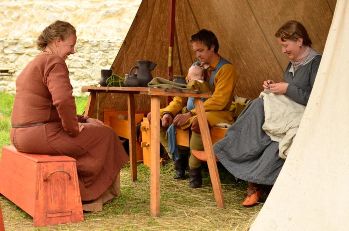 Scenă de familie: Njal, de 4 luni, a fost cel mai tânăr viking din tabăra de la Râşnov