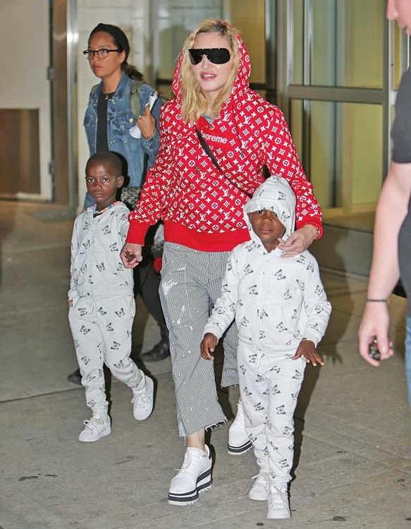 Madonna şi gemenele au zburat din Italia în SUA în pijamale