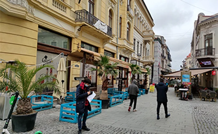 
    Doar terasele mai rămân deschise în Centrul VechiFoto: Inquam Photos  