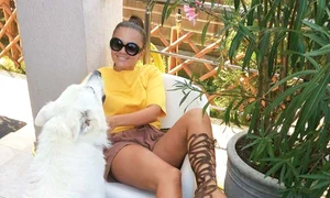 Cristina, acasă,  într un moment  de relaxare jpeg