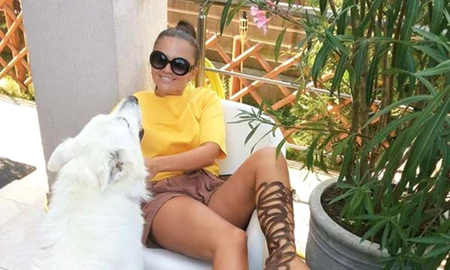Cristina, acasă,  într un moment  de relaxare jpeg