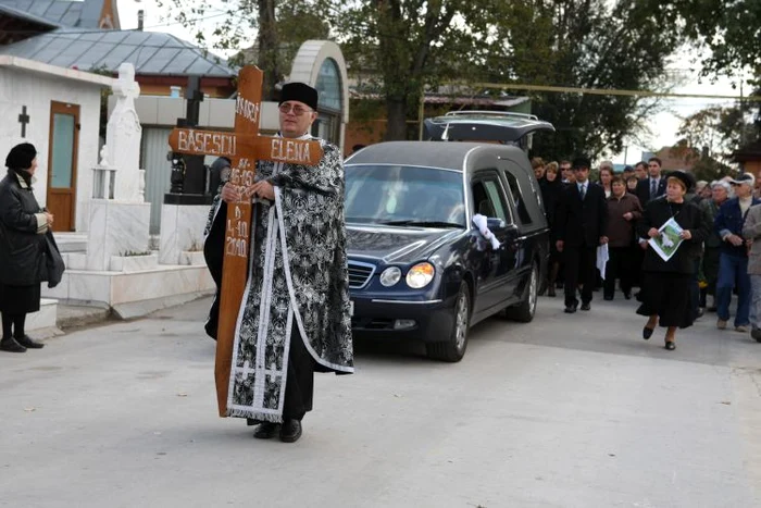 Cortegiul funerar a sosit la cimitir în jurul orei 12.10