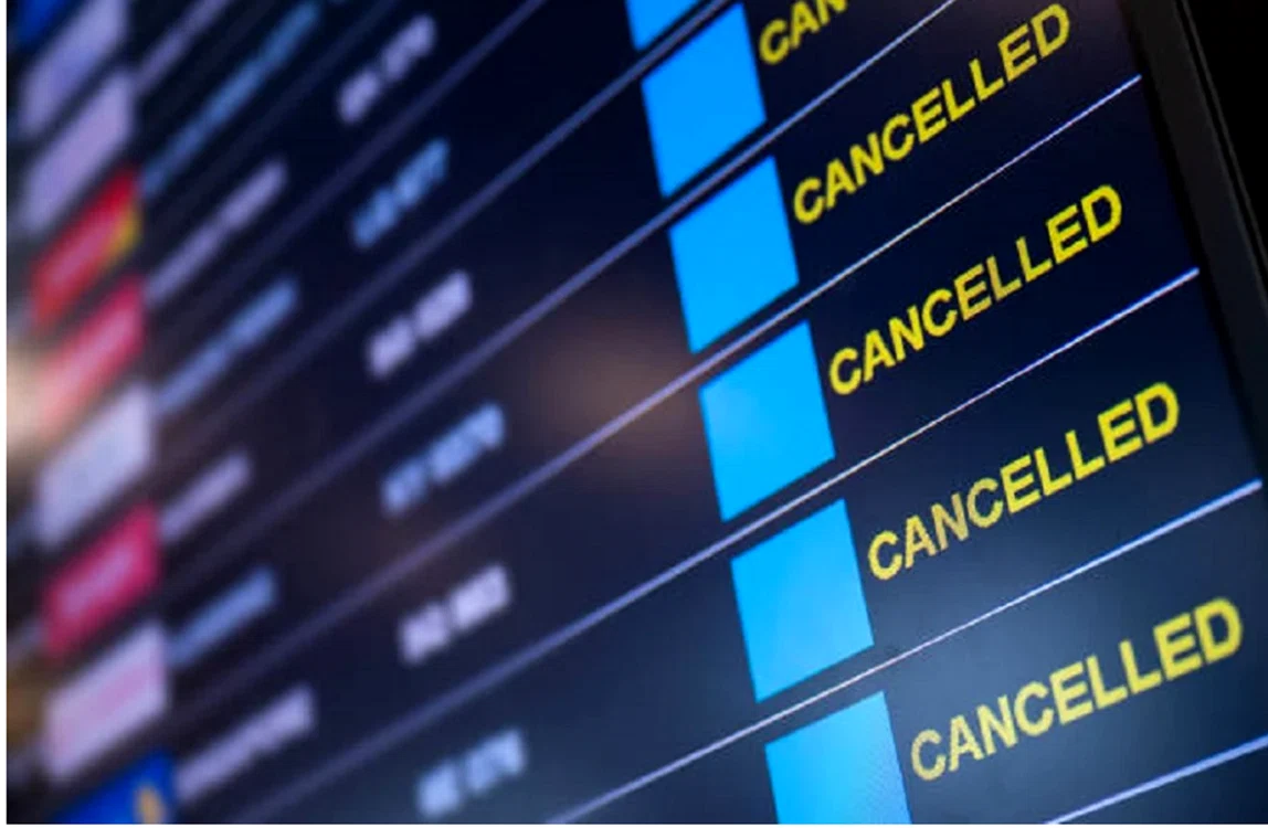 Tabelă de afișaj dintr-un aeroport cu zboruri anulate