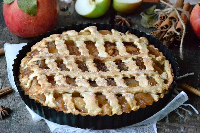 
    Tartă cu mere şi scorţişoară  