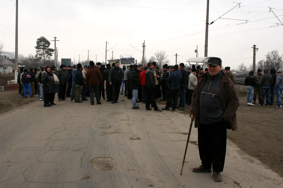 Drumul judeţean 208A a fost blocat la Liteni timp de două ore.              Foto: Sandrinio Neagu