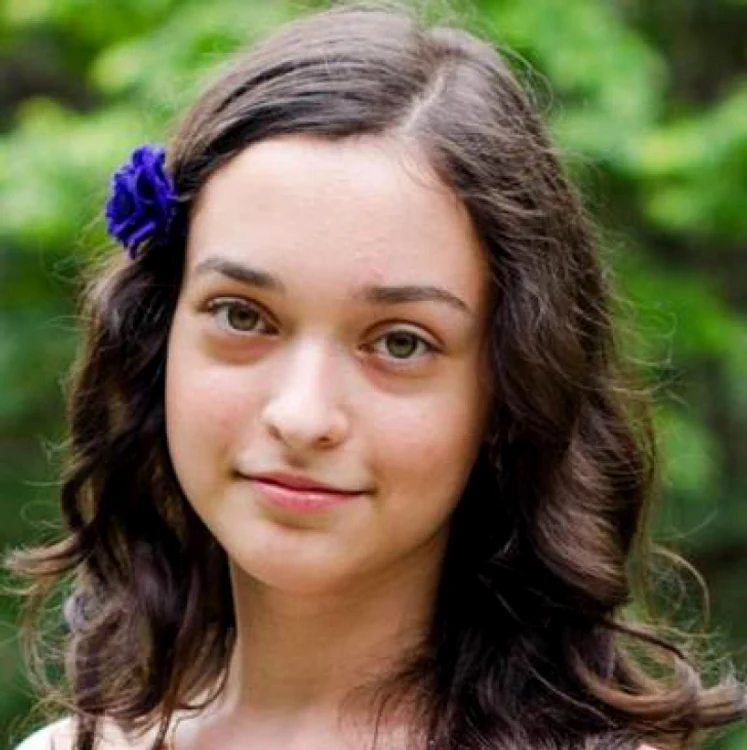
    Iulia Ionescu, de 15 ani, a fugit de acasă să se călugărească  