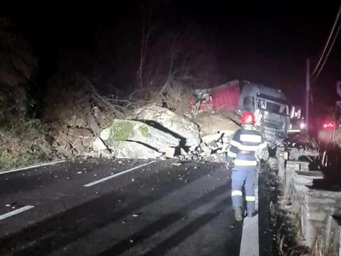 Camion lovit de bolovani căzuți pe Valea Oltului/FOTO: IPJ Vâlcea