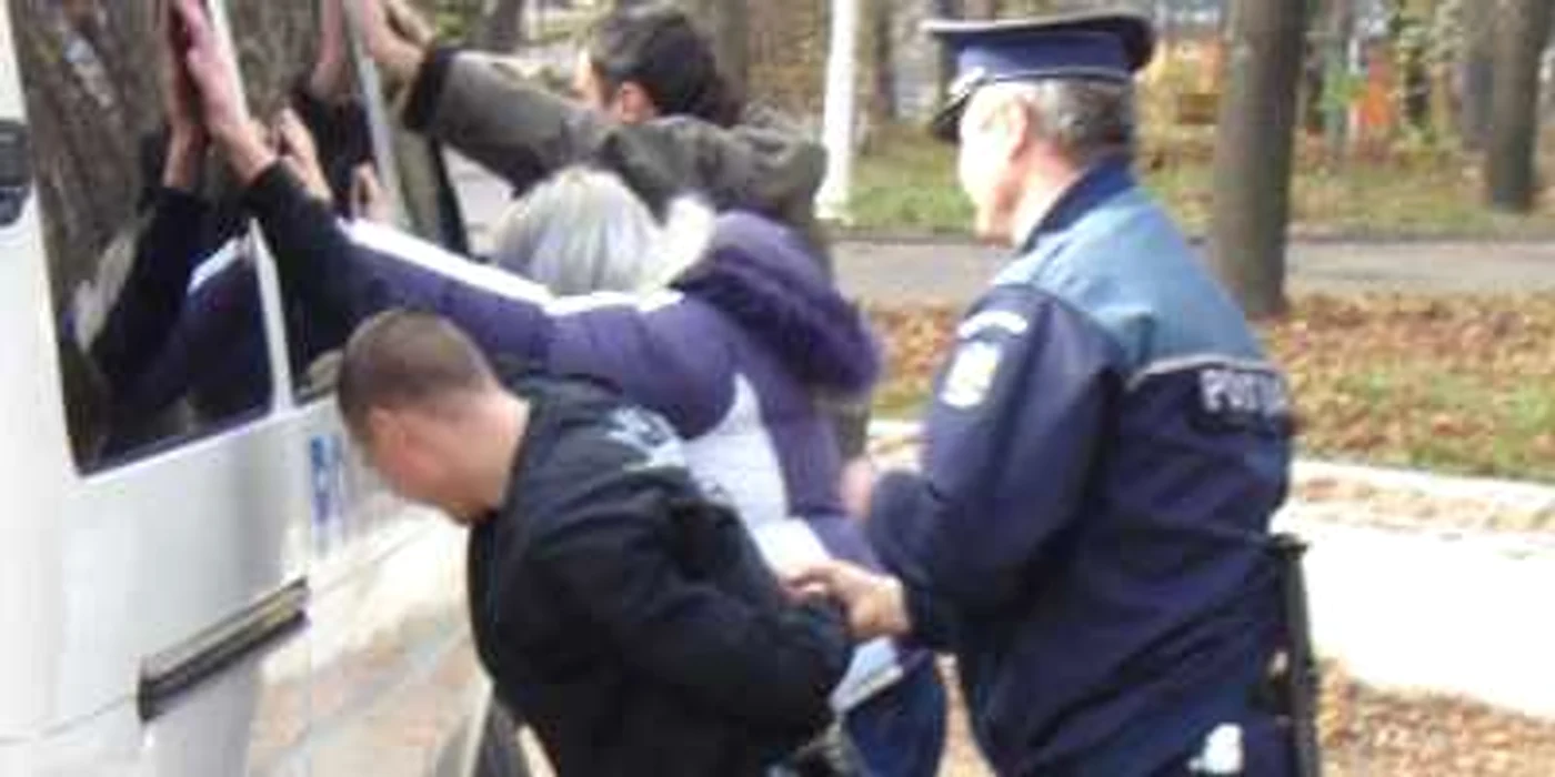 Zeci de tineri au fost percheziţionaţi corporal