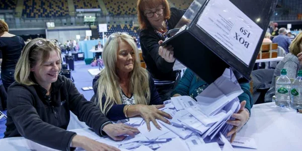 Oficiali electorali numără voturile pe Emirates Arena din Glasgow Scoţia Marea Britanie FOTO EPA / Robert Perry