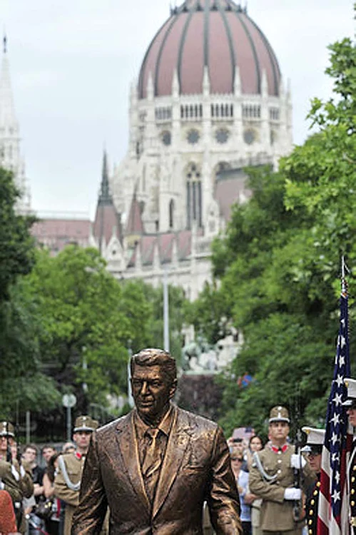 O astfel de statuie cu bustul lui Ronald Reagan există şi la Budapesta