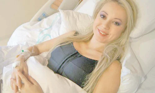 La scurt timp de la intervenţie,  mândră de noul ei bust,  Margherita a participat la o  şedinţă foto alături de Click! (Fotografii: Click!) jpeg