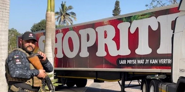 Politisti inarmati apara livrari de alimente in Africa de Sud FOTO BBC