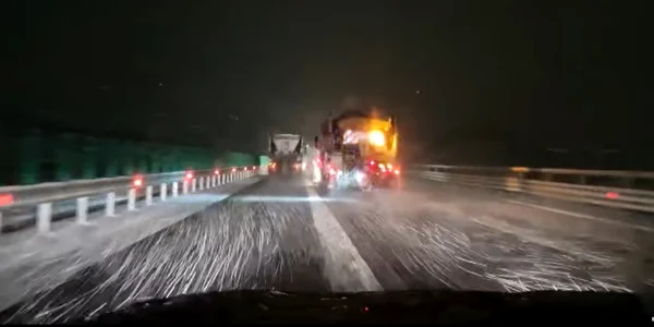 Ninsorile abundente și viscolul puternic au determinat închiderea A1 în Sibiu între Boița și Cunța Foto captură video CNAIR jpg