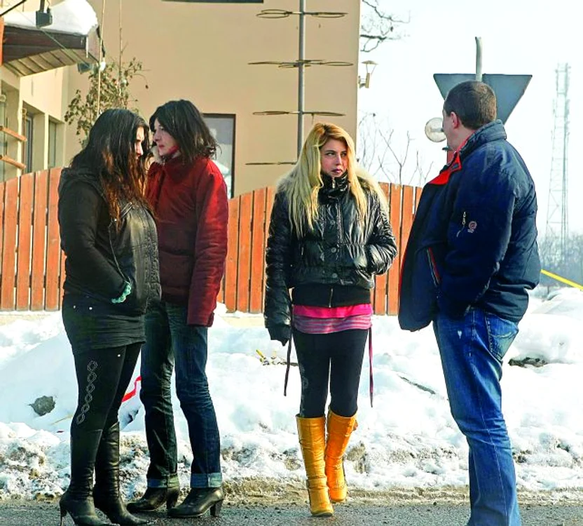 
    Zgribulite de frig, Viorica, Violeta şi  Maria au negociat minute bune tariful unei partide de sex. Voiau s-o facă în maşina Click!  
