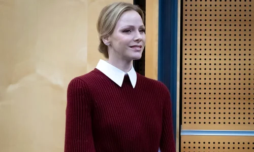 Prințesa Charlene de Monaco a arătat incredibil într un pulover rochie roșu (8) jpg