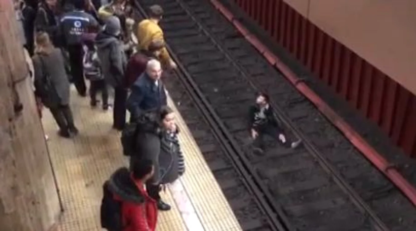 
    Un bărbat a încercat să se sinucidă la metrou din cauză că a fost părăsit de iubita lui, NicoletaFoto Captură Protv  