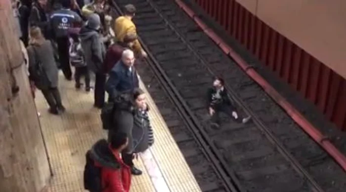 Un bărbat a încercat să se sinucidă la metrou din cauză că a fost părăsit de iubita lui, NicoletaFoto Captură Protv