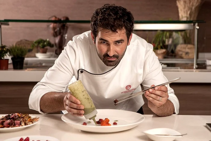 Adi Hădean gătește zilnic pentru medici și bătrâni