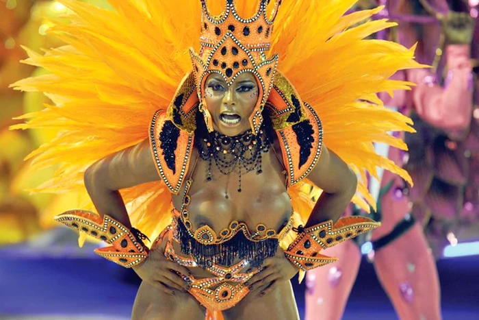 Will şi-a făcut loc prin mulţime să le vadă pe dansatoare ( Fotografii: Guliver/splashnews/reuters/afp)