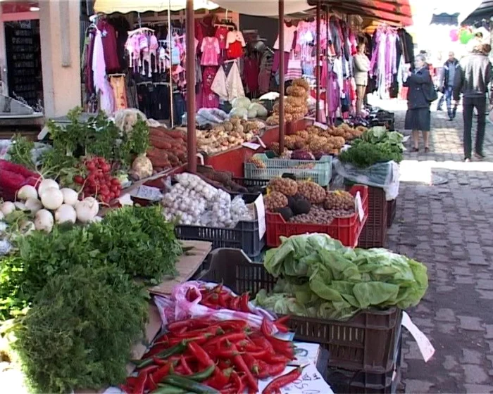 Sănătate la kilogram sau la legătură în pieţele de verdeţuri din Satu Mare FOTO Adevărul