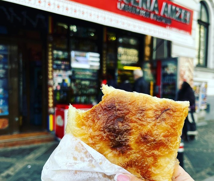 „Decât să mănânc croissant, mai bine beau diluant”. Divertis cucerește Internetul cu „Imnul Merdenelei” 