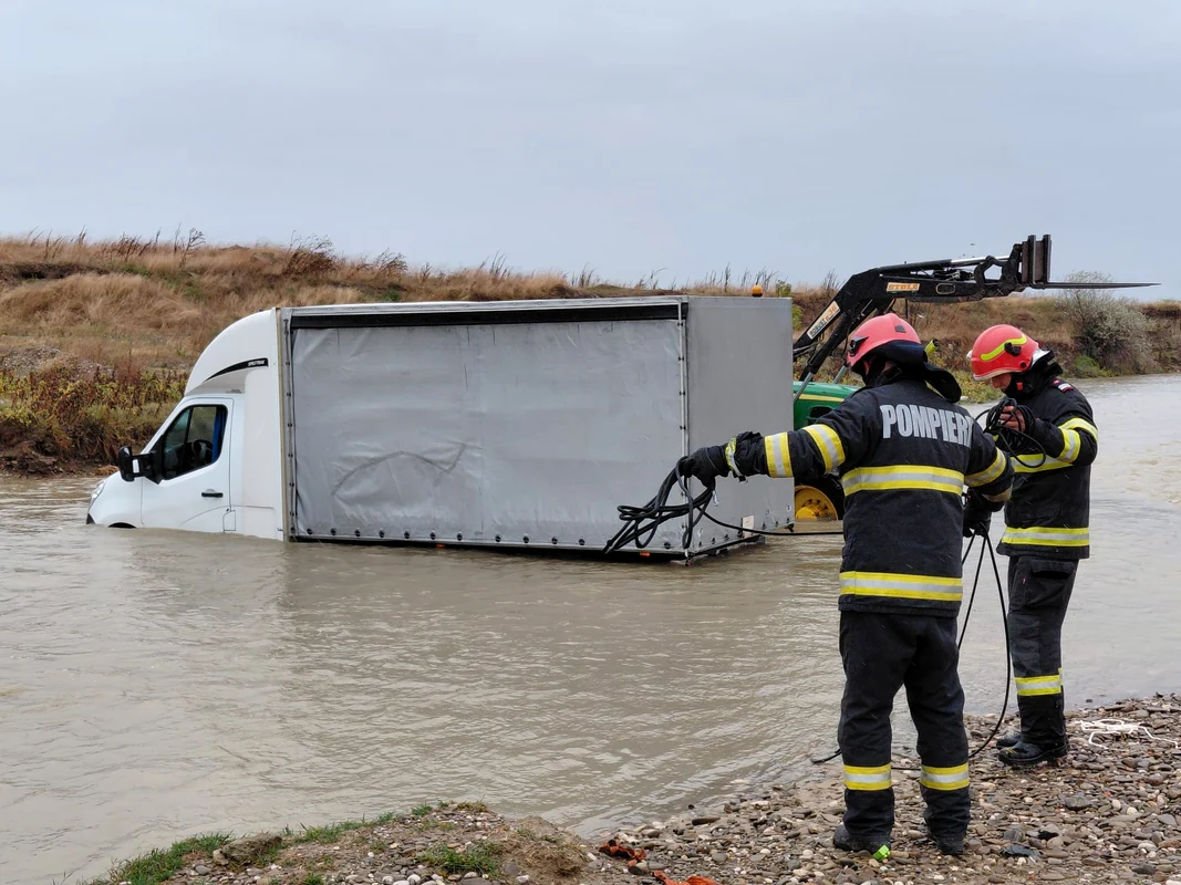 Șoferul a refuzat transportul la spital. FOTO: ISU