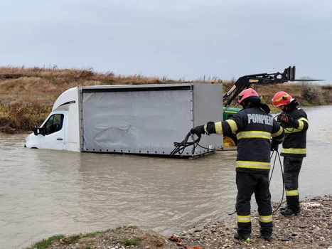 Șoferul a refuzat transportul la spital. FOTO: ISU
