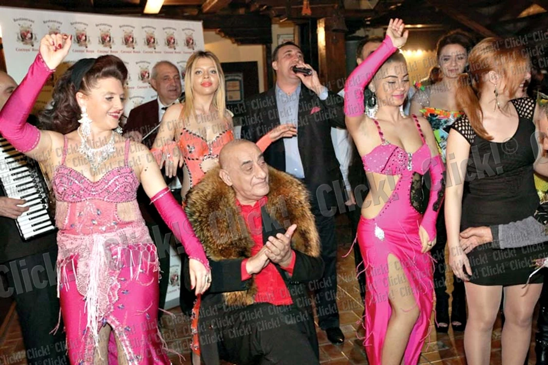 Soţia lui Viorel Lis a  primit şi cadouri, dar  şi plicuri cu bani la  ziua ei, ca la o nuntă (FOTOGRAFII: SEVER GHEORGHE)
