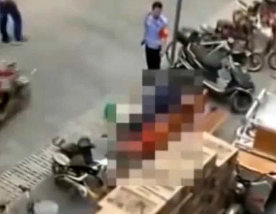 
    Poliţistul nu a putut face nimic ca să-i oprească pe cei doi să facă sexcaptură video  