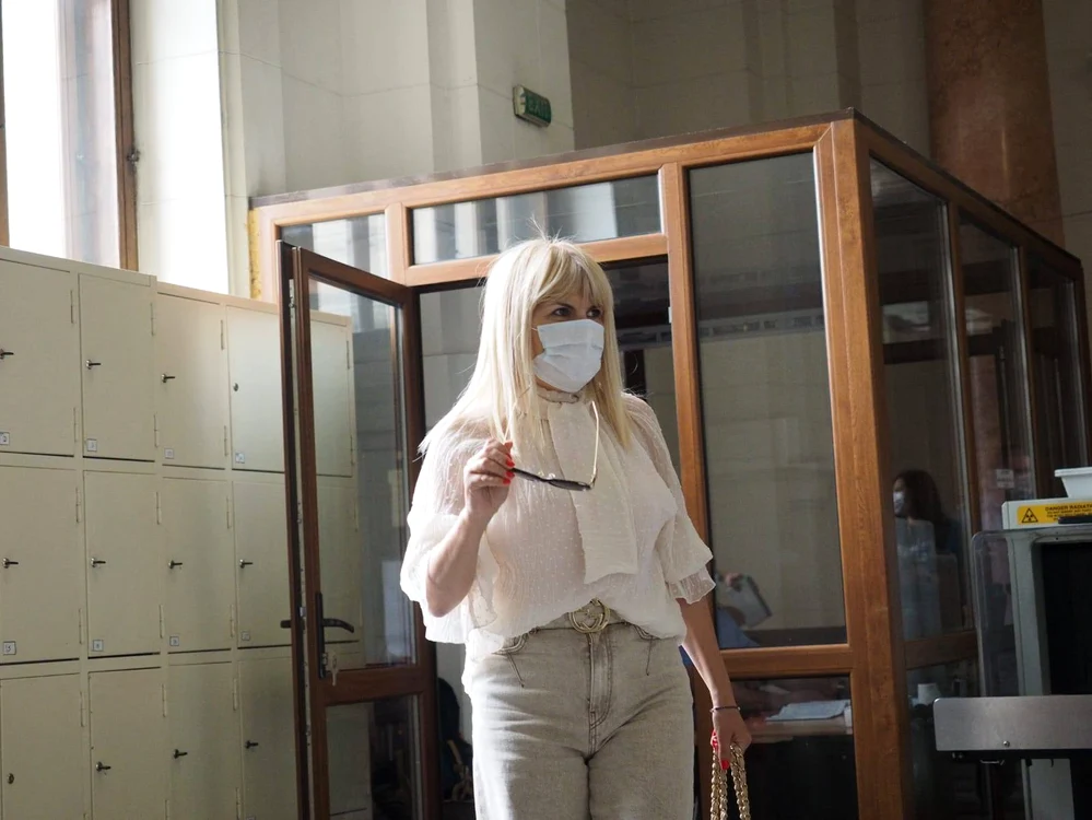 
    Adrian Alexandrov conduce Mercedesul  de 150.000 de euro  al fostei politiciene  