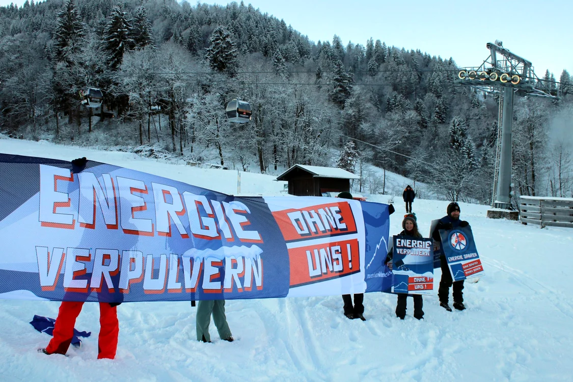 Pe afișe erau scrie mesaje precum: Risipiţi energie - fără noi Foto: Facebook/ Mountain Wilderness