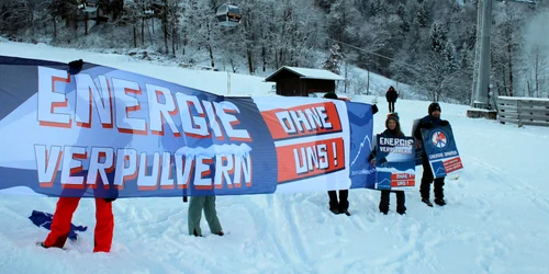 Protest al activiştilor pentru climă faţă de utilizarea tunurilor de zăpadă pe pârtiile de schi Foto: Facebook/ Mountain Wilderness