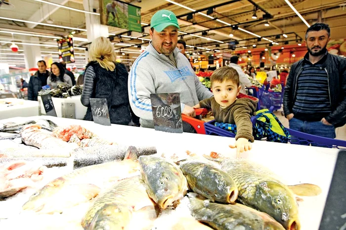 
    Daniel Mistreanu vrea să  îi prepare micuţului David  o masă lejeră, cu peşte şi legumeFoto: David Muntean  