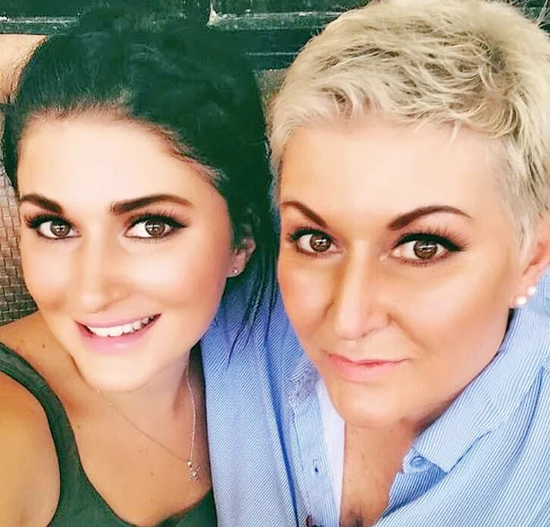 
    Procuroarea Addelaid  Ferreira-Watt, de 51 de ani,  alături de fiica ei, Lindsay  