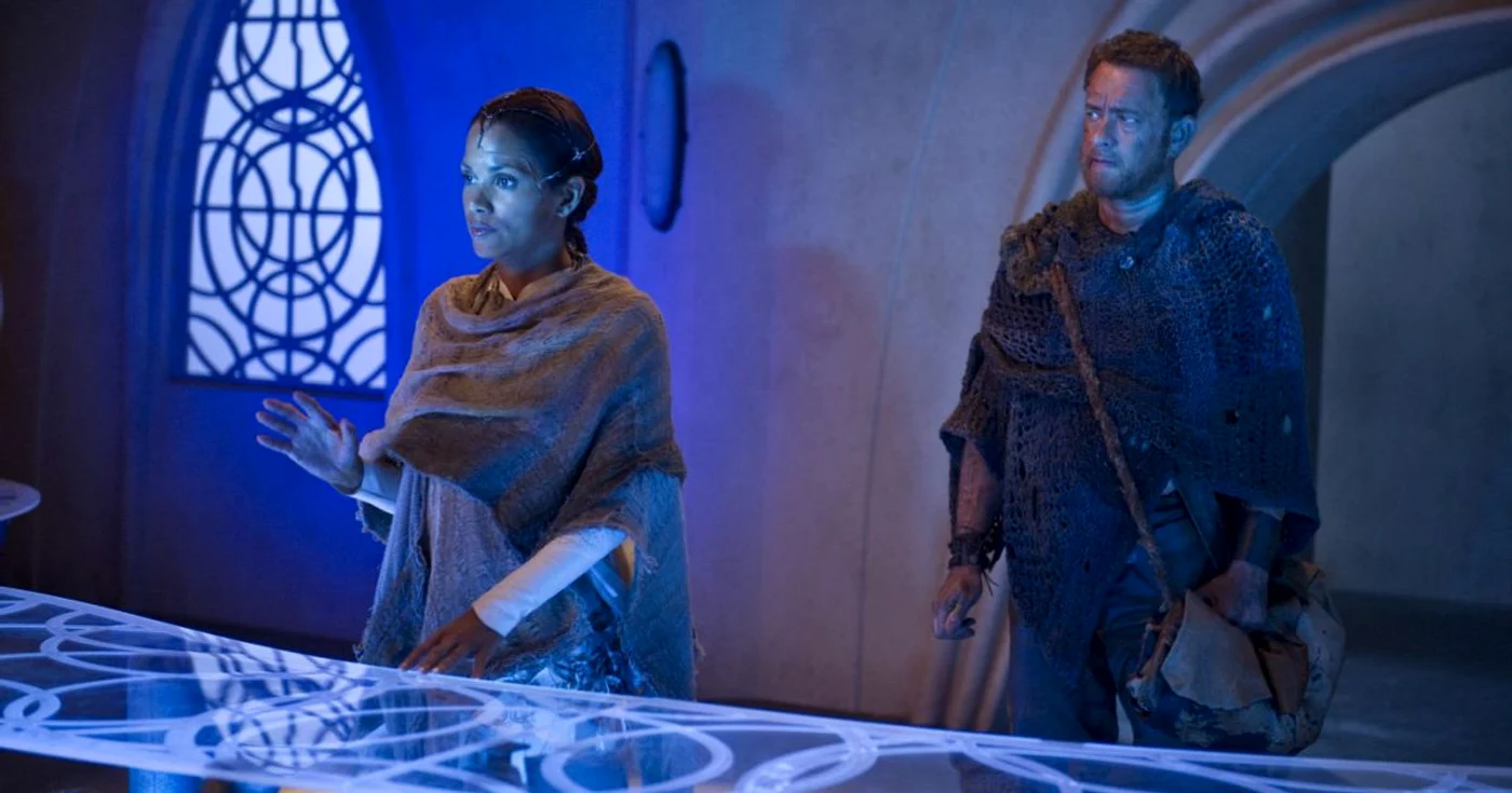 Halle Berry şi Tom Hanks, într-o scenă din filmul fraţilor Wachowski FOTO outnow.ch