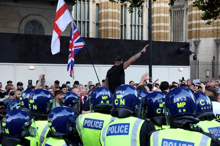 Protestele din Southport au ajuns până în fața Guvernului britanic FOTO @DDWonfor / X