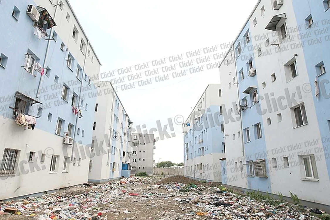 Străzi «bombardate»: Acest şofer bucureştean a decis că e mai bine să o ia pe trotuar decât să-şi distrugă maşina prin gropile de pe strada Drumul Săbăreni (Fotografii: Sever Gheorghe)