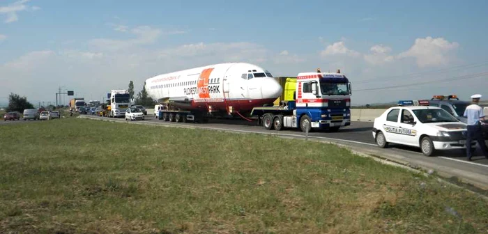 În 2012, un avion a fost adus de la Bacău la Ploieşti, pe şosea. FOTO arhivă Adevărul Ploieşti