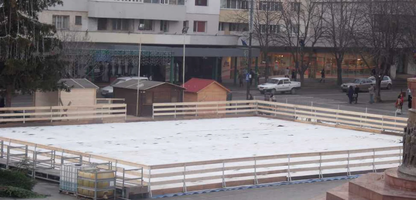 Patinoarul are 400 mp Foto: Ştefan Borcea