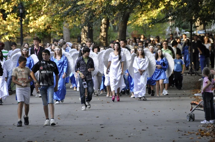 Parada celor 100 de îngeri a deschis oficial festivalul. Foto sinaiaforever.ro