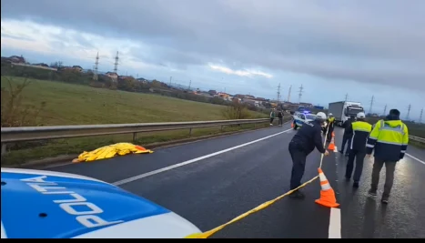 O femeie de 60 de ani, lovită pe trecere și târâtă peste un kilometru de un TIR. Șoferul camionului, căutat peste tot