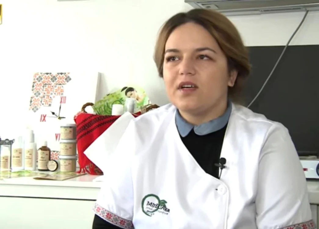 Mirela Drăgănică, o tânără din satul Luciu care şi-a îndeplinit visul de a avea un laborator de cosmetică FOTO Arhivă personală Mirela Drăgănică