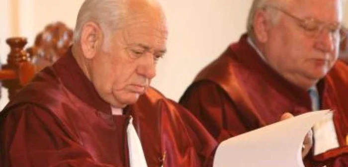 CCR discută luni moţiunea de cenzură / Geoană vrea Guvern de tehnocraţi