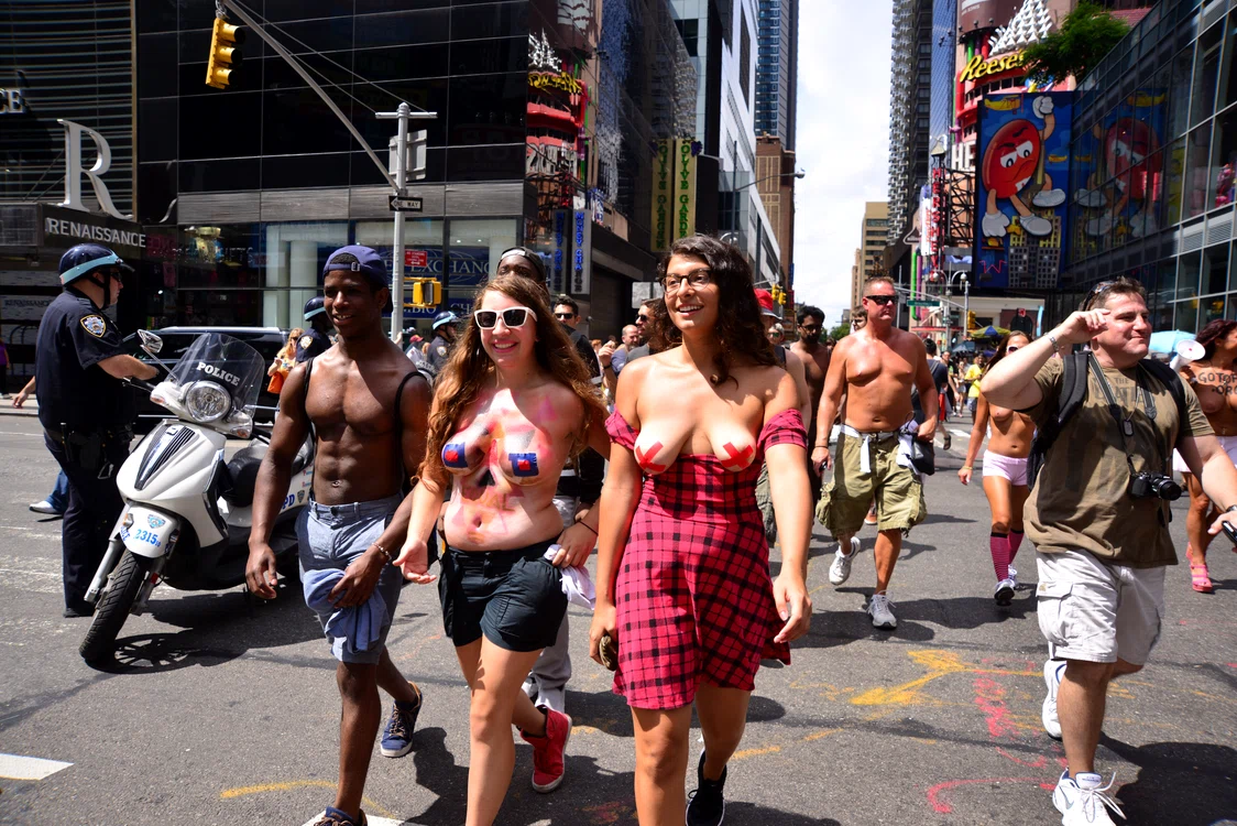 Femeile mai timide au venit la Parada Topless cu sfârcurile acoperite