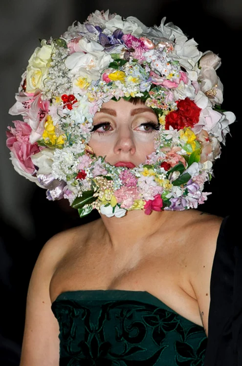 Gaga cască din flori