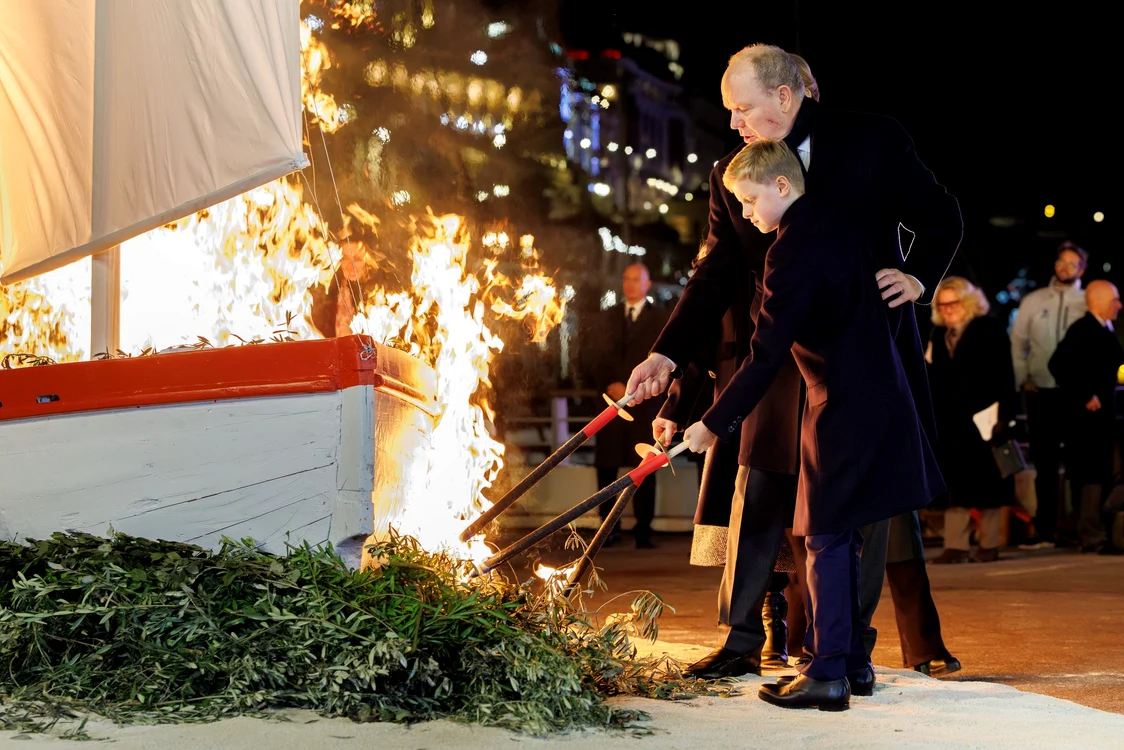 Familia Princiară de la Monaco la procesiunile în onoarea Sf Devota jpg
